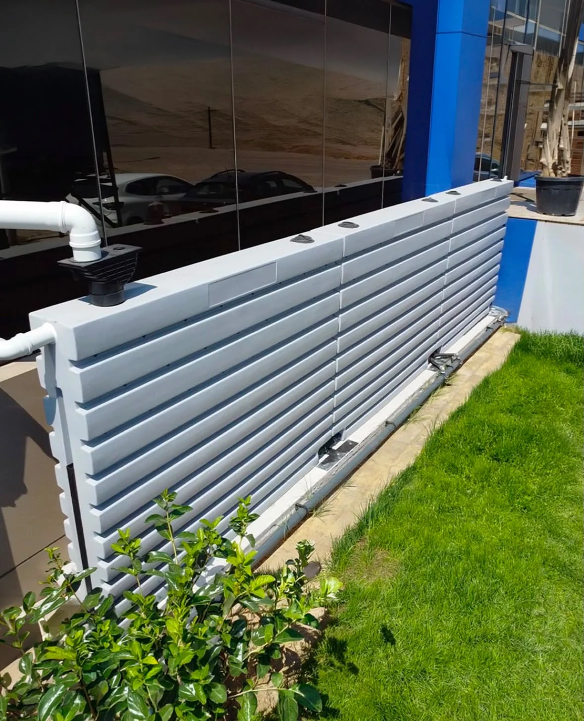 Módulos Rainwater Wall integrados en un establecimiento comercial