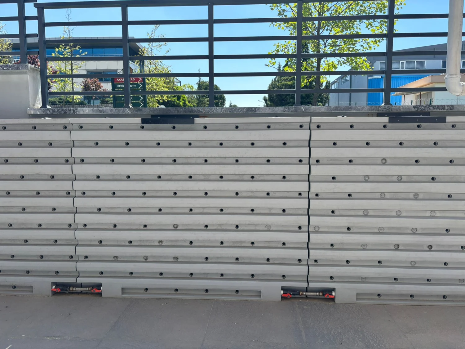 Varios módulos Rainwater Wall instalados en un establecimiento industrial